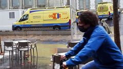 Un ciclista pasa por delante del Hospital Provincial de Pontevedra, uno de los dos centros del Chop