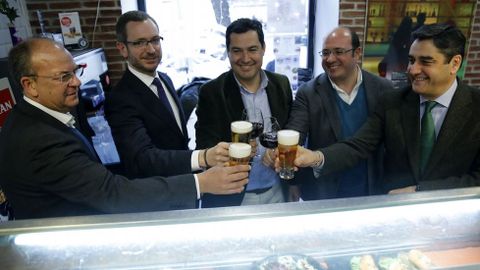 El presidente del PP extreme�o, Jos� Antonio Monago; el vicesecretario del PP Javier Maroto; los presidentes del PP andaluz y murciano, Juan Manuel Moreno y Pedro Antonio S�nchez; y Jos� Ignacio Ech�niz, secretario de asuntos sociales, brindan tras presentar la ponencia social. 