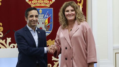 Los alcaldes de Ferrol y Nar�n, Jos� Manuel Rey Varela y Mari�n Ferreiro, se estrechan la mano tras comunicar el acuerdo alcanzado por el saneamiento.