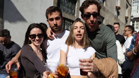 Carmen y Estíbaliz, delante, y Pablo, a la izquierda, suelen ir al Camalea