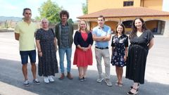 de izquierda a derecha, el jefe de estudios del colegio, Pablo Camino; la concejala de Obras, Infraestructuras y Servicios Urbanos de Llanera, Eva Mara Prez; el edil de Cultura, Festejos y Turismo, Ivo Prez; la consejera de Educacin, Lydia Espina; el alcalde de Llanera, Gerardo Sanz; la jefa de estudios del colegio, Luca Freije, y la directora del centro, Cristina Calama.