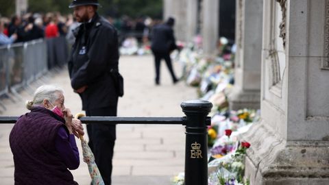 El largo mandato de la reina de Inglaterra supone que, para la mayor�a de los ingleses, esta haya sido la �nica monarca que han conocido. �Es mi reina, la �nica que he tenido�, dice una de las personas que se acerc� a las verjas del palacio real.