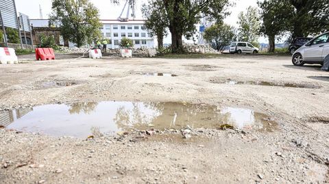 Parcela 1008, ahora. El recinto ha empeorado su estado en los �ltimos meses, debido a la acumulaci�n de material de obra y trasiego de maquinaria para Abrir Ferrol al mar, que no incluye su renovaci�n.