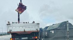 El infractor vaci los enseres en el contenedor con un camin gra