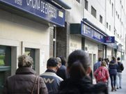 Demandantes de empleo en la oficina de Monelos. 