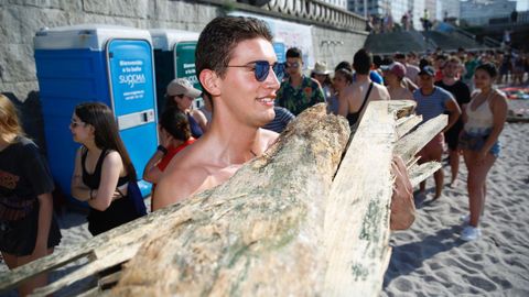 A media tarde ya se empez� a bajar la madera a Riazor.