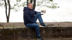 <span lang= gl >Ant�n Rodr�guez amosa un exemplar do libro que presentar� este venres</span>