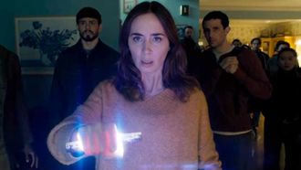 Fotograma del filme de Spielberg �El d�a de la revelaci�n�, con los actores Emily Blunt y Josh O'Connor en el elenco.