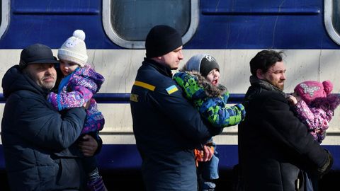 En la estacin de tren de Kramatorsk, varios padres evacan a sus hijos.