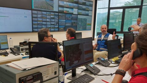 La actividad fue fren�tica durante toda la noche en el centro operativo de emergencias (CECOP) ubicado en A Lonia (Ourense)
