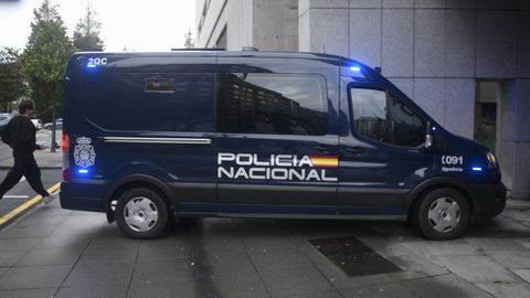El furg�n policial que traslada a uno de los padres entra en el garaje de la Audiencia Provincial de Oviedo, donde est� previsto que declaren