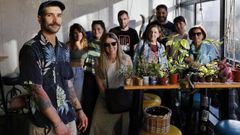 El camarero Edgar Reinal, del Pueblo Caf� Cultural, organiza un intercambio mensual de plantas y semillas. Ayer fue la segunda reuni�n