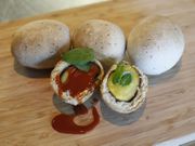 Xos� Cannas (en la imagen superior en el edificio Sarmiento, donde se instalar� el restaurante) nos mostr� algunos de los platos que pondr� en la carta, las �Patatas Roca� y el taco de rosbif. 