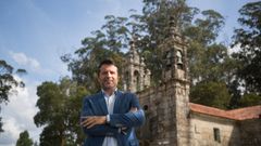 Jos� Ram�n Romero, alcalde de Boiro, xunto a capela de San Ram�n de Bealo.