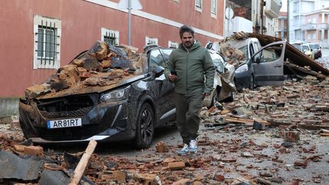 Parte del techo de la antigua universidad se derrumba, da�ando varios coches, debido al paso de la tormenta Kristin en Figueira da Foz