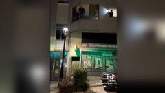 Imagen de un v�deo en el que se ve un joven lanz�ndose desde una ventana en Vigo