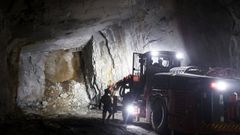 Trabajos de retirada de material en el interior de la mina de Magnesitas de Rubi&aacute;n