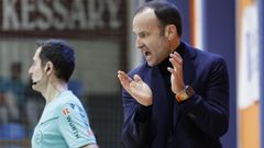 Juanma Marrube aplaude aos seus homes durante un encontro no Vista Alegre.