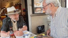 Bieito Ledo conversando co pintor Diz, no Caf� Nuevo Derby, en Vigo