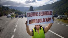 El corte de la carretera N-120 en Quiroga en protesta por las consecuencias a�n sin resolver del incendio del 2025