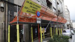 La pancarta que coloc� la estanquera para protestar por la presencia de este andamio durante meses en la calle Concordia ya fue retirada.