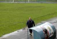 El t�cnico del Palmeira, Javi Casais, abandona el terreno de juego tras la decisi�n de los colegiados.