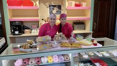 Lorena y Christelle trabajan mano a mano en Biqui�os Doces. 