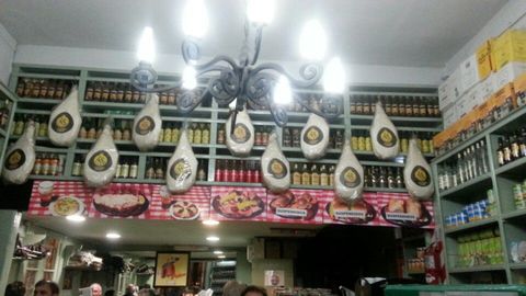 Interior del local El Preferido de Palermo, en Buenos Aires, que conserva el aire que le dieron los emigrantes asturianos en los a�os 50