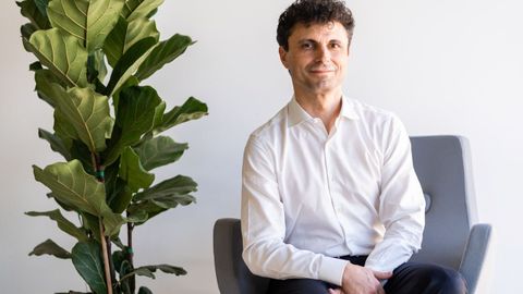 David Alonso dice que Samsung dar� herramientas para cumplir la prohibici�n de las redes sociales a menores de 16 a�os.