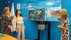 La alcaldesa de A Bola (primera izquierda), Teresa Barge, y la conselleira de Infraestruturas, Mar�a M. Allegue, durante la presentaci�n del convenio para Santa Baia de Berredo.