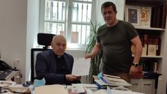 El can�nigo delegado de Peregrinaciones, Segundo L. P�rez, con el presidente de la Asociaci�n Amigos del Camino del Mar, Manuel Vicente, en Santiago