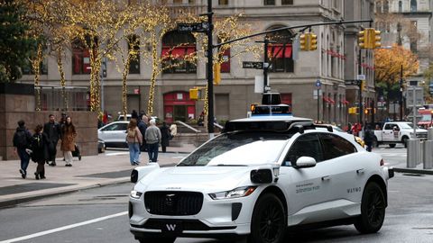 Un taxi aut�nomo de Waymo circula�polo baixo Manhattan�en Nova York.