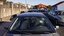 Foto del pasado viernes de un coche con la luna rota en Catabois, un suceso que se registra casi a diario en esta zona cercana al campamento de Los Chaquetas
