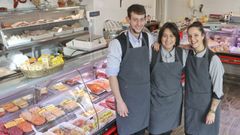 Miguel Galego con Blanca y Rosana en la carnicer�a Vi�as. 