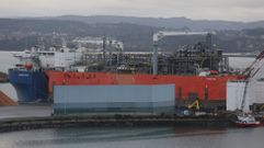 La planta de licuefaccin Tango FLNG, a bordo del transporte especial Seaway Swan, atracada en el puerto de Ferrol