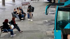 Pasajeros esperando en la estaci�n de autobuses de Ferrol, donde pese a la huelga, se han suprimido poca frecuencias en horario de ma�ana.