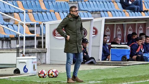 El entrenador granate, Yago Iglesias, durante un partido en Pasarón esta temporada