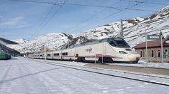 Un tren Alvia detenido en la estaci�n de Busdongo.Un tren Alvia detenido en la estaci�n de Busdongo