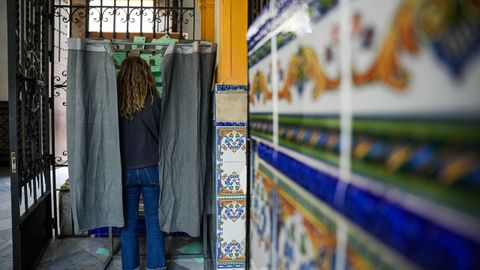 Votaci�n en un colegio electoral de Sevilla