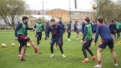 Diego G�mez en el centro del rondo durante un entrenamiento del Pontevedra CF en el Manolo Barreiro II