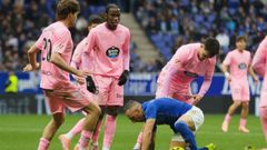 Marcos Alonso, Ilaix Moriba y Miguel Rom�n, durante el Oviedo-Celta.