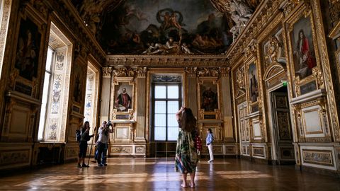 Imagen del interior de la galer�a Apolo del Museo del Louvre, que reabri� sus puertas tras 9 meses.