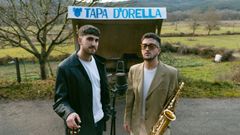 Os m&uacute;sicos Dar&iacute;o Burgos (izda) e Joaqu&iacute;n Limia son os compo&ntilde;entes do d&uacute;o Tapa D?Orella. Xuntos combinan a festa tradicional galega cunha mirada actual.