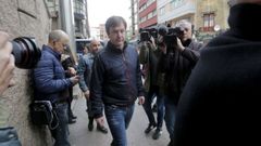 El alcalde de Sada, saliendo de la Audiencia de A Coru�a tras la primera actuaci�n judicial sobre el pazo de Meir�s