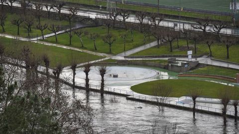 El agua del Mi�o cerca de inundar las piscinas de Oira