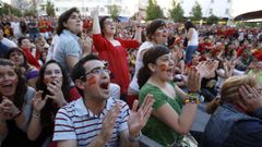 En la imagen, de archivo, aficionados en la praza Roxa viendo un partido de la Eurocopa del 2008