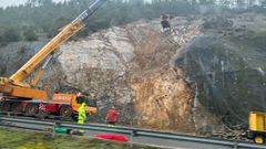 Trabajos de consolidacin del talud en la A-6 en Becerre