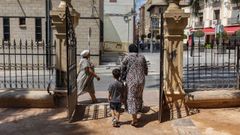 Mujeres musulmanas pasean por un parque de Jumilla (Murcia).