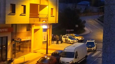 Miembros de la Guardia Civil ante el cajero de Abanca en la R�a das Baladas, en Barro, afectado por la explosi�n de un artefacto