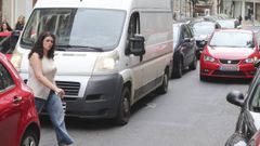 Un vehculo en doble fila en Doutor Teixeiro ralentiza el trfico en esta cntrica calle